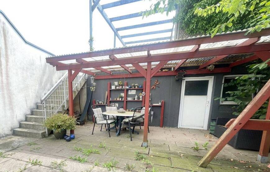 202518.1 Idyllisches Wohnen mit Garten im citynahen Grünen in stilvollem Familienhaus