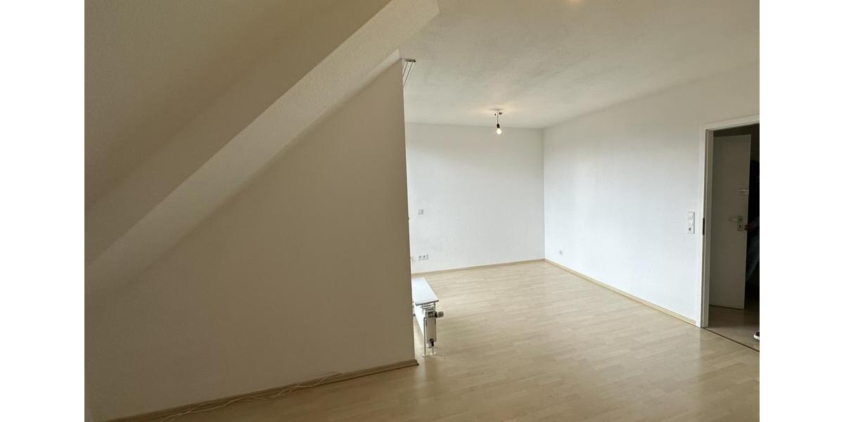 Helle Dachgeschosswohnung mit schönem Balkon in guter Lage 2 zimmer