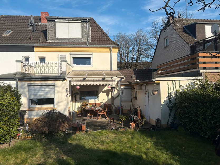 Wohnen oder Neubauen im Herzen von Krefeld - Doppelhaushälfte mit großem Grundstück und Potenzial