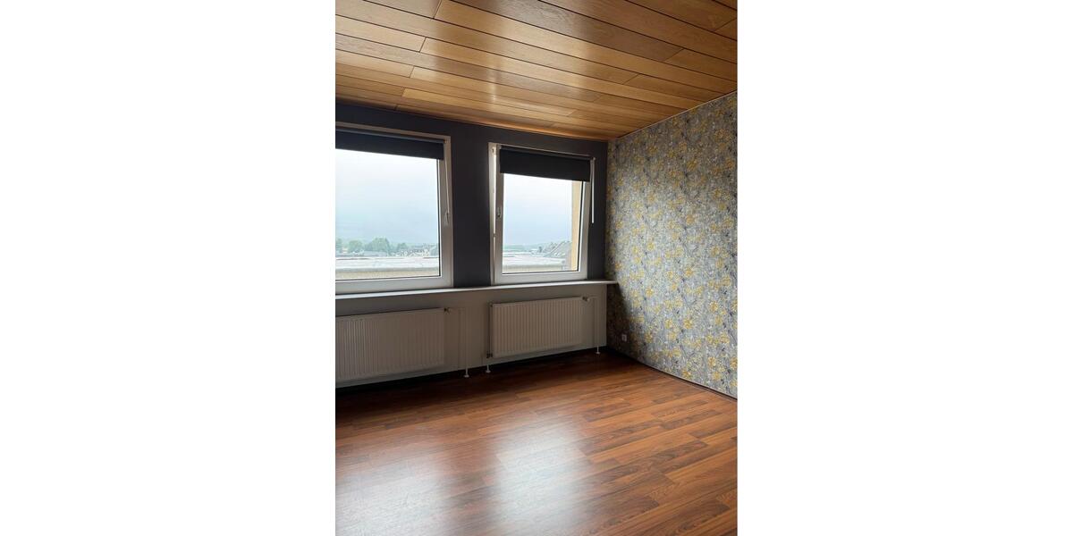 Etagenwohnung Düsseldorf Stadtbezirk 9 - 3 Zimmer, 120 m&sup2;, 900&euro; | Angebot:24535472