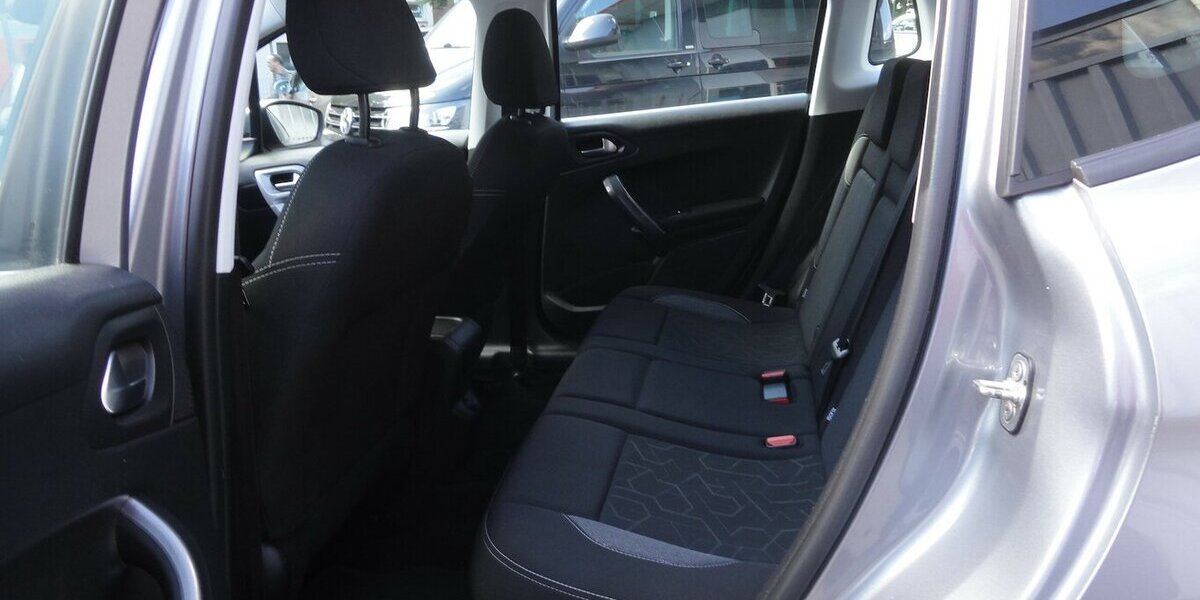 Peugeot 2008 Active 1,2 Klima SHZ PDC Allwetter 60.000 km 8.990 &euro; Neuss 41462