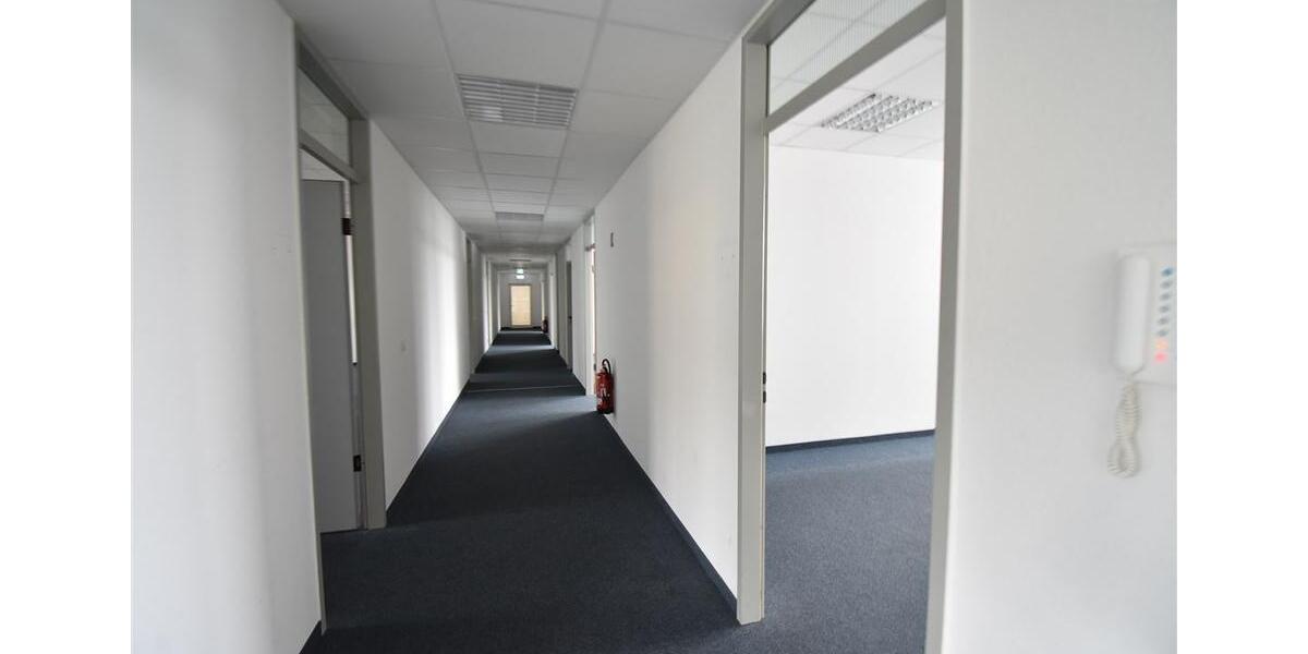 Renovierte Übergabe! Ehemalige Schulungsräume mit 2 TG-Stlpl. in Lierenfeld zimmer