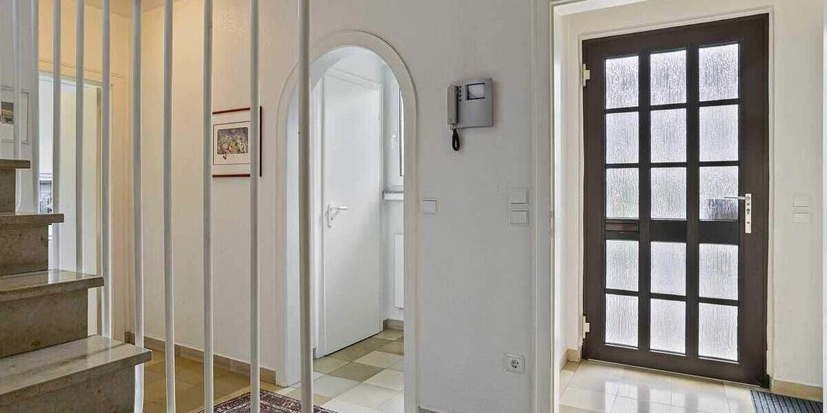 Freistehendes Einfamilienhaus mit Garage auf großem Grundstück in Ratingen-Ost 5 zimmer