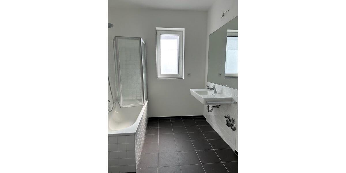 Etagenwohnung Düsseldorf Heerdt - 3 Zimmer, 125 m&sup2;, 2.071&euro; | Angebot:25265400