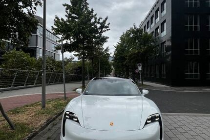 Porsche Taycan 15.000 km 76.500 &euro; Düsseldorf 40211