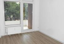 Helles, renoviertes 2-Zimmer-Apartment mit Balkon, Vinyl-Boden + separate Küche, Tageslichtbad