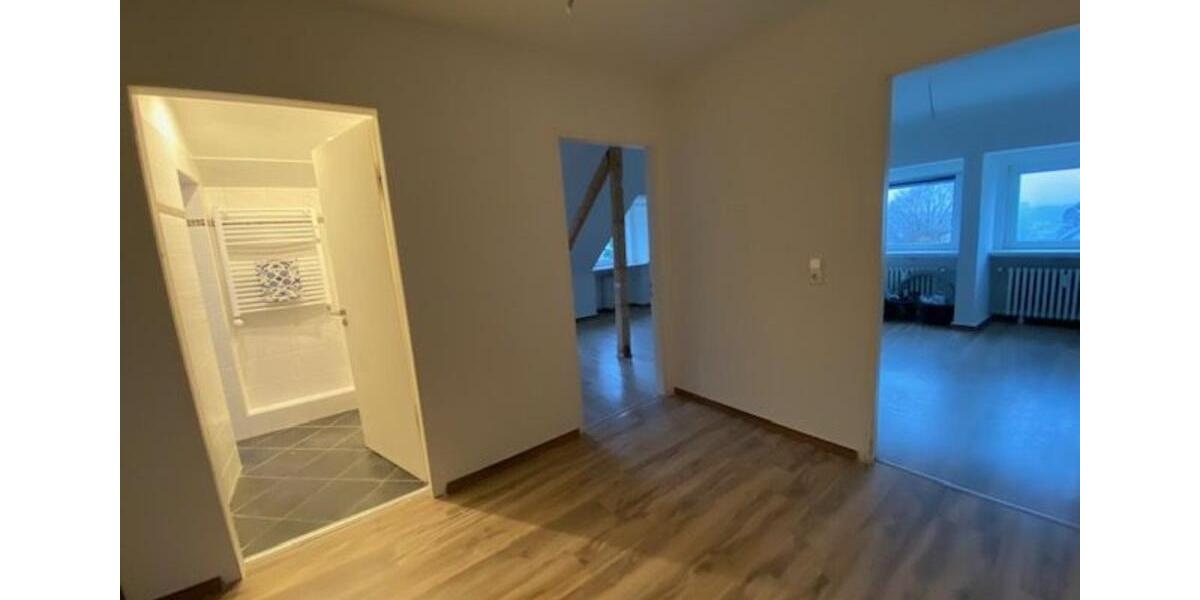 SCHÖNE HELLE DG-WOHNUNG renoviert IN SUPER LAGE 4 zimmer