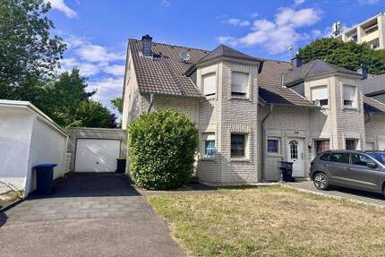 Charmantes Einfamilienhaus mit großem Garten und Garage in Köln-Grengel