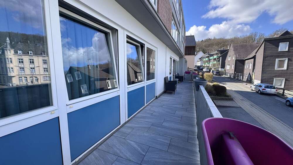 Traumhafte 3,5-Zimmer-Wohnung mit großem Balkon, herrlicher Aussicht, Garage und inkl.Einbauküche 3 zimmer