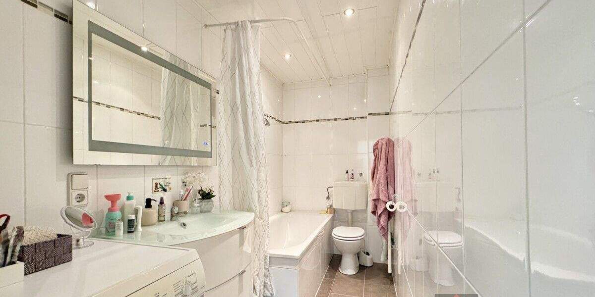 Sonnige Eigentumswohnung mit zwei Balkonen und großer Terrasse in Düsseldorf-Eller 3 zimmer