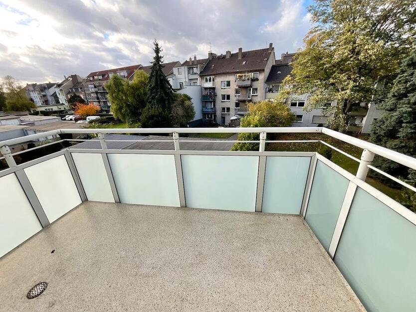 Frisch renovierte 2-Zimmer-Wohnung mit Balkon! zimmer