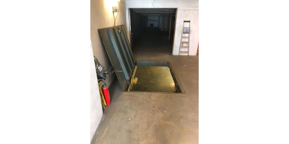 Lagerhalle 300m² auf 2 Ebene mit kleines Ladenlokal zimmer