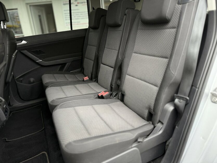 VW Touran 7-Sitze/Discover Pro/ACC/AHK/Automatik 110.000 km 24.490 € Mönchengladbach 41066