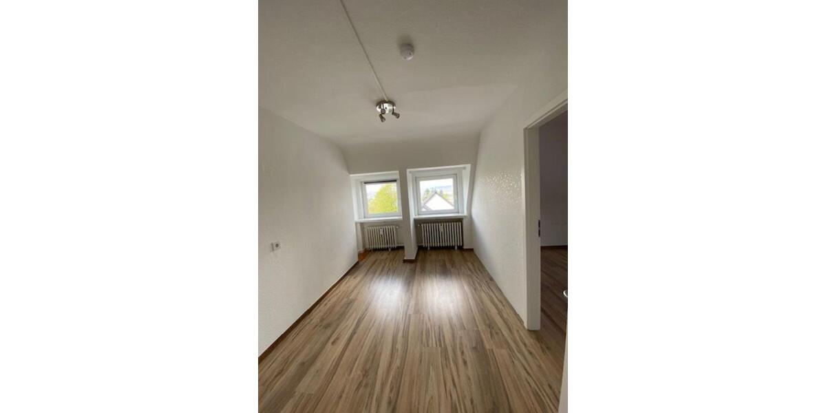SCHÖNE HELLE DG-WOHNUNG renoviert IN SUPER LAGE 4 zimmer