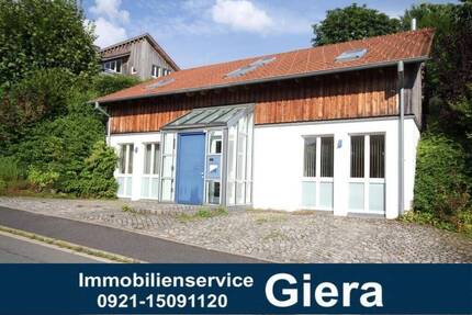 Modernes Büro-Praxisgebäude in ruhiger Lage