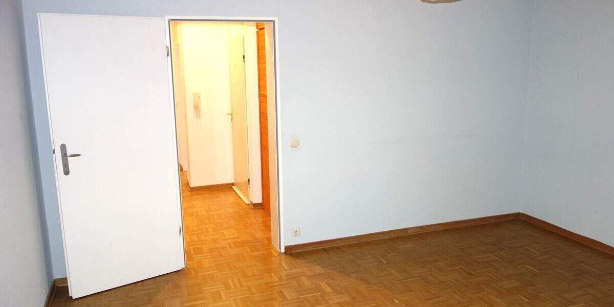 URDENBACH ALTBAU BEZUGSFREI KAMIN PARKETT GROßE KÜCHE GROßES BAD GROßER BALKON + 50 QM SPITZBODEN 3 zimmer
