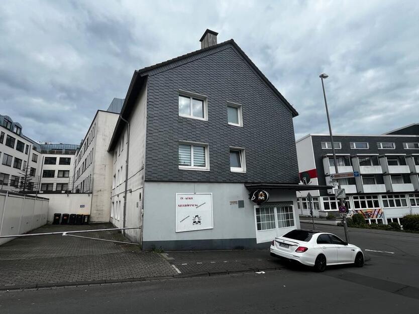 Exklusive 3 Zimmer Wohnung mit Gewerbe und 3 Einzel XL Garagen