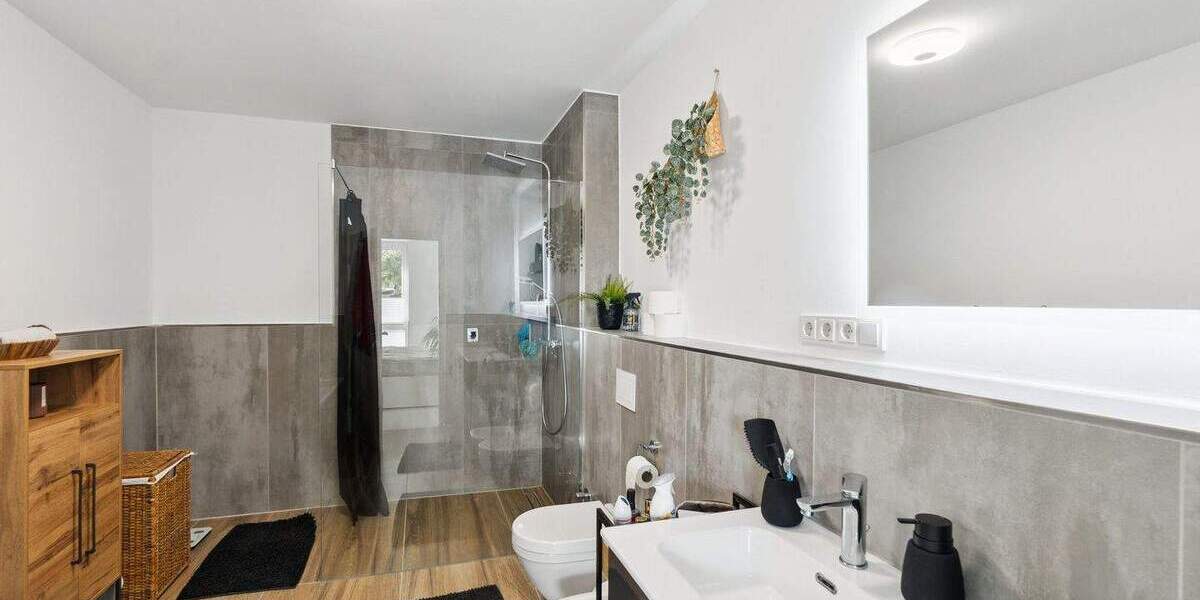 Düsseldorf ganz nah: Hochwertige DHH mit 2 WE, Garten, Garage u. 2. Stellplätzen 8 zimmer