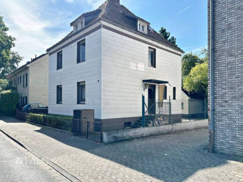 Grundstück mit Bestandsgebäude in Düsseldorf - Hassels