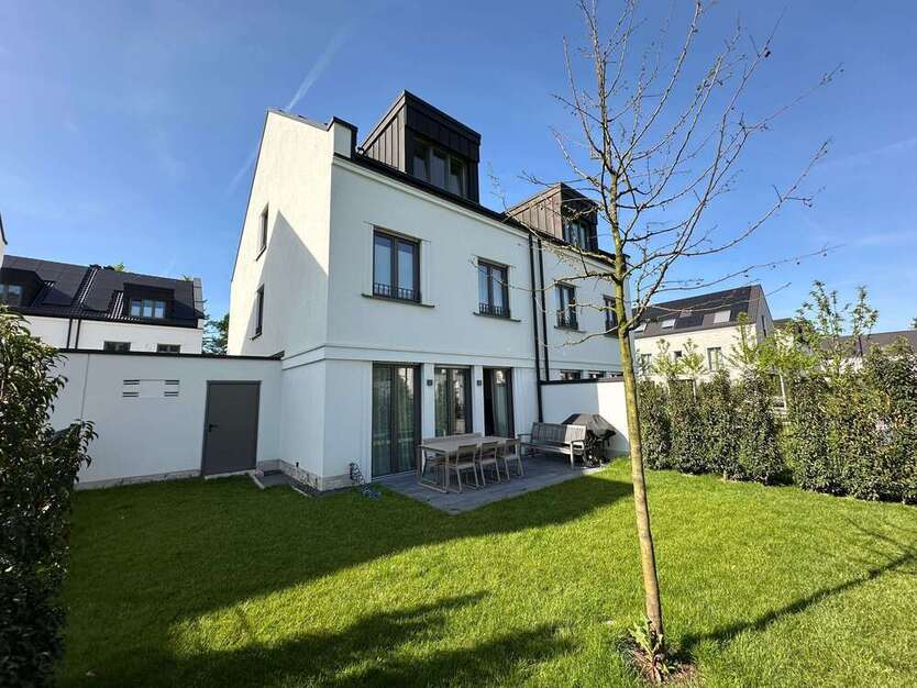Haus zum Kaufen in Düsseldorf 2.098.000 € 180.22 m²
