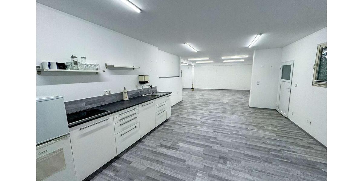 Helle, vielseitig nutzbare Gewerbefläche mit Bürocharakter und Parkmöglichkeiten zimmer