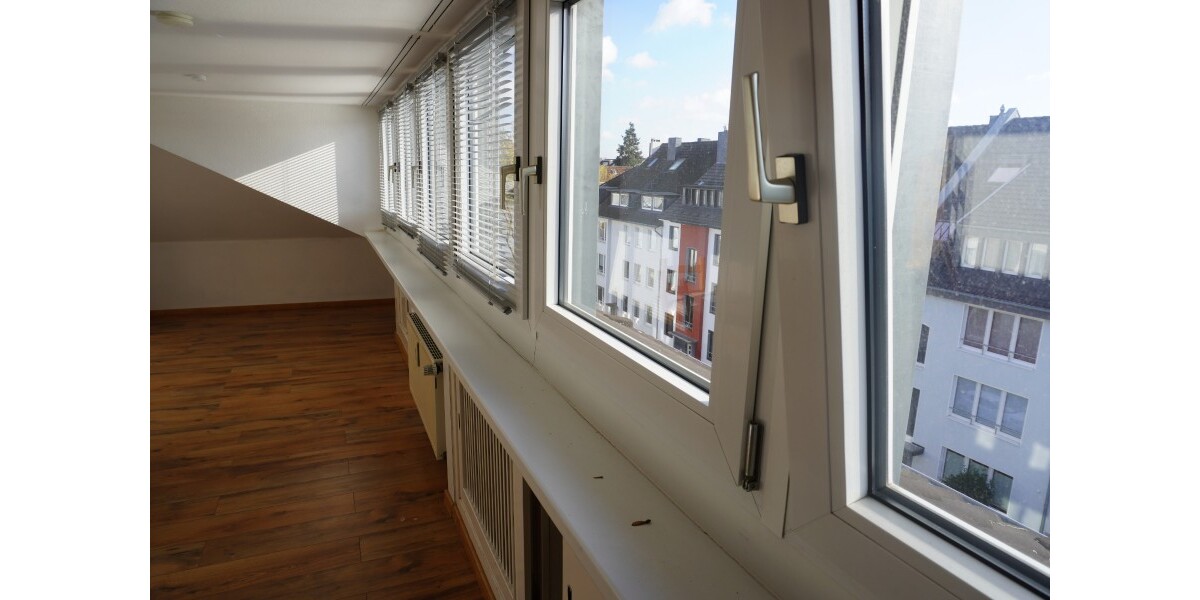 Provisionsfrei* SOFORT FREI! Rhein-nah - 2-Zm Penthouse Oberkassel - renoviert, Klimaanlage Einbauküche 55m² - Einfamilienhaus Düsseldorf Oberkassel | Angebot:27074522