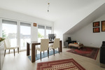 Lichtdurchflutete DG-Wohnung mit Süd-Loggia und Stellplatz in ruhiger, rheinnaher Lage von Neuss