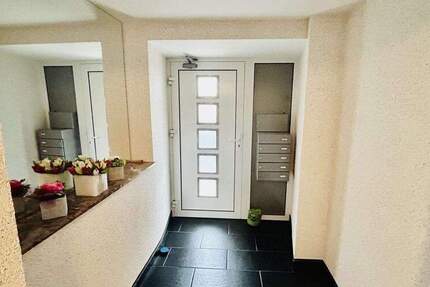 gepflegtes Mehrfamilienhaus mit angrenzender Halle - Gewerbe und wohnen in einem Haus ! 1 zimmer