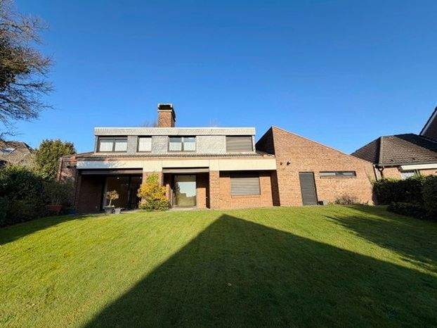 Modernisierungsbedürftiges Architektenhaus in unverbaubarer Feldrandlage von MG-Venn! 9 zimmer