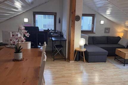 Jetzt schnell sein! Voll ausgestattete 2-Zimmer Dachgeschoss-Wohnung