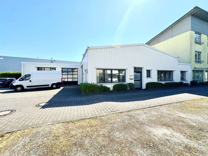 Halle in Hilden 2.950 € 233 m²