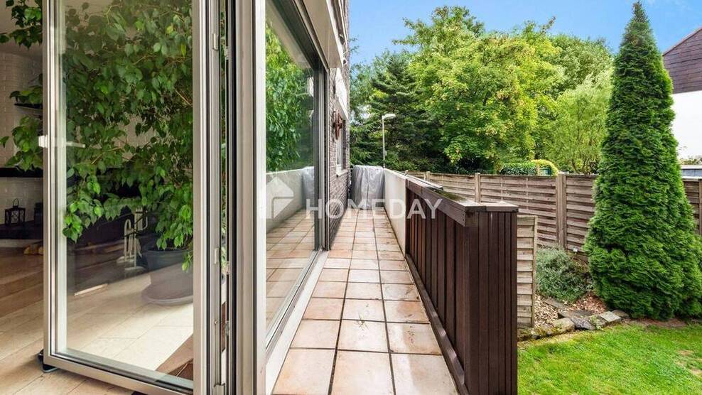 Modernisierte Erdgeschoßwohnung mit Kamin, Massagedusche & privatem Garten - Wohnen mit Stil