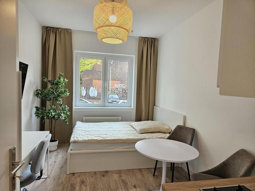 Erstbezug nach Sanierung, Teilmöbliert in zentraler Lage zimmer