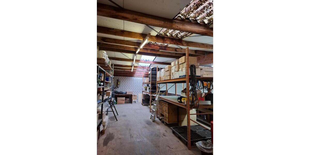 Gewerbehalle in Korschenbroich mit Aussenbereich und Büro zimmer