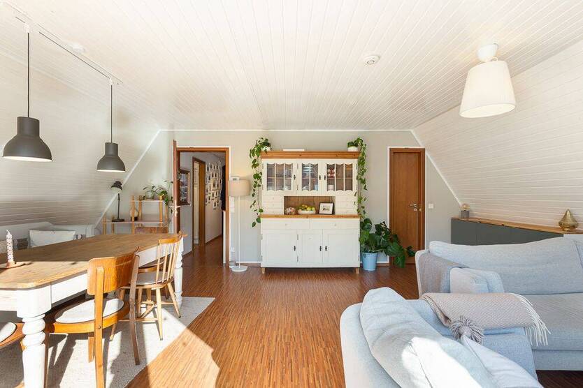 Helle 2,5-Zimmer-GiebelWohnung mit Tiefgarage in Braunsfeld!