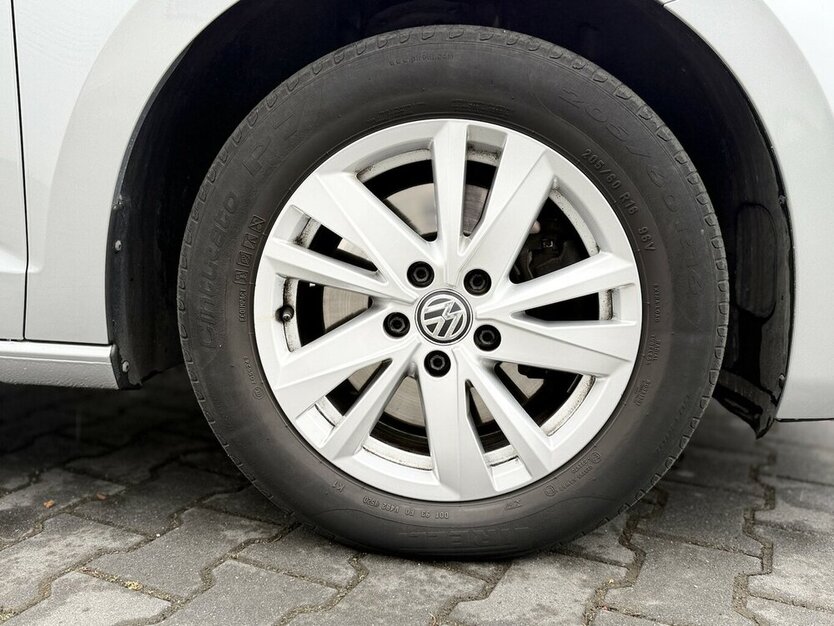 VW Touran 7-Sitze/Discover Pro/ACC/AHK/Automatik 110.000 km 24.490 € Mönchengladbach 41066