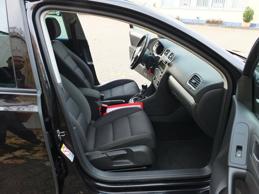 VW Golf 1.6TDi TEAM EINPARKHILFE SHZ TEMPOMAT 5-türig 159.855 km 7.904 € Köln 50858