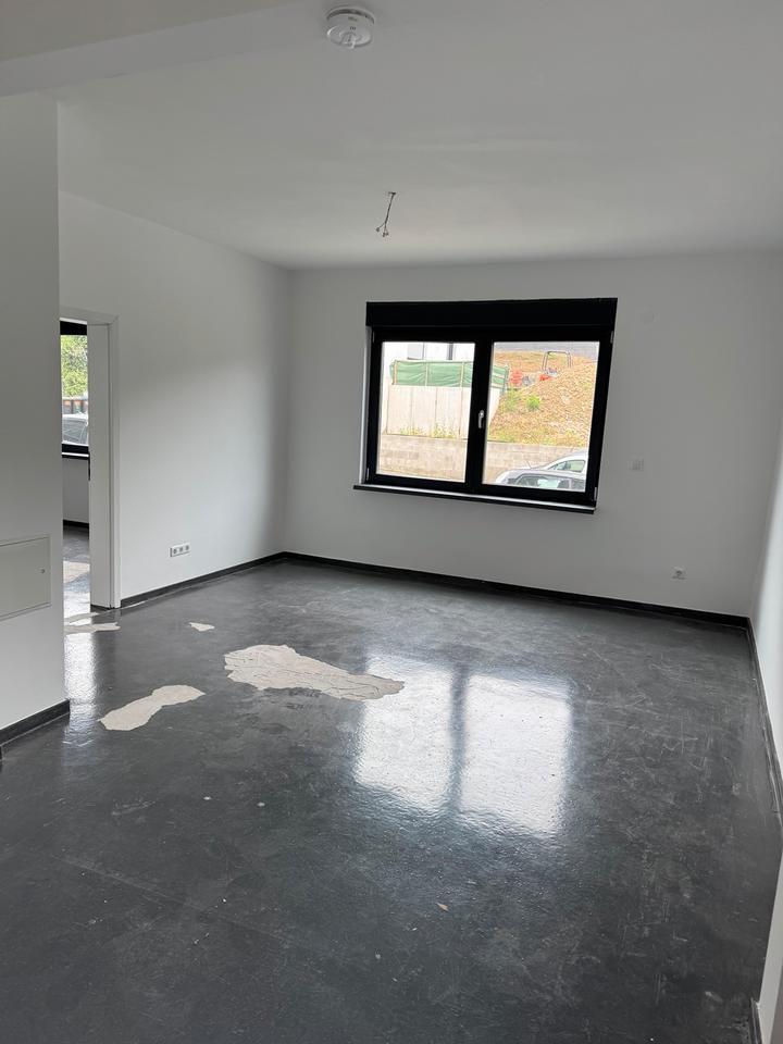 Frisch Renovierte 60 qm EG 2,5 Zimmer Wohnung Ab sofort