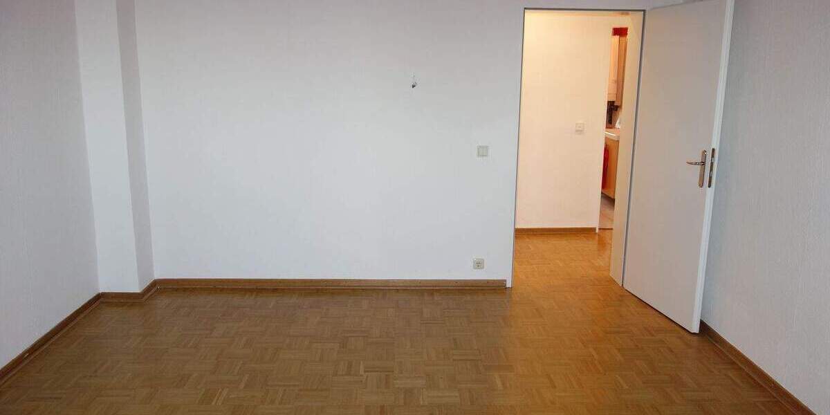 URDENBACH ALTBAU BEZUGSFREI KAMIN PARKETT GROßE KÜCHE GROßES BAD GROßER BALKON + 50 QM SPITZBODEN 3 zimmer