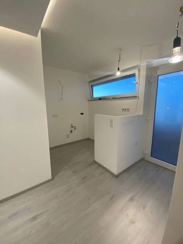 Furnished High end Apartment + Balcony + private parking
