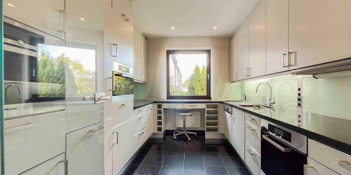 Leben in der Innenstadt: Gepflegtes Reihenmittelhaus samt Dachterrasse und TG-Stellplatz 5 zimmer