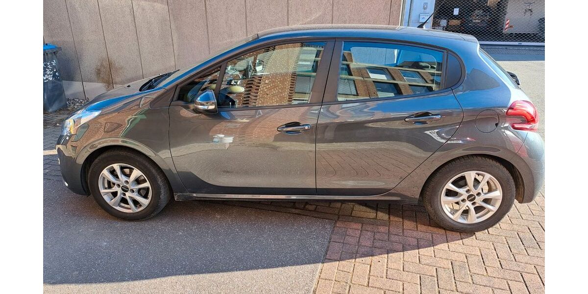 Peugeot 208 20.200 km 9.490 &euro; Langenfeld 40764