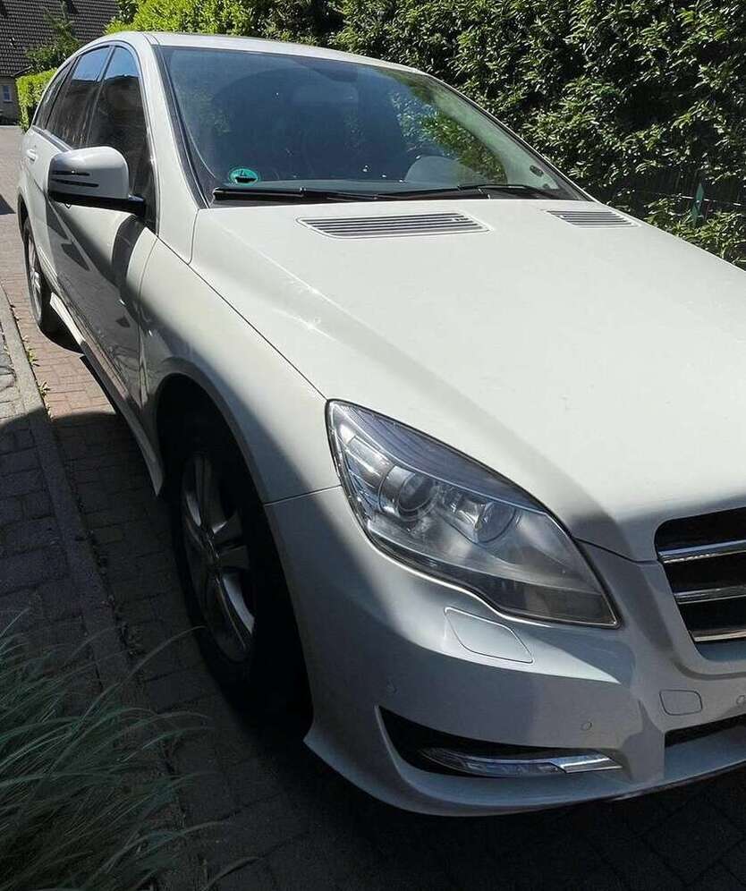 R 300
