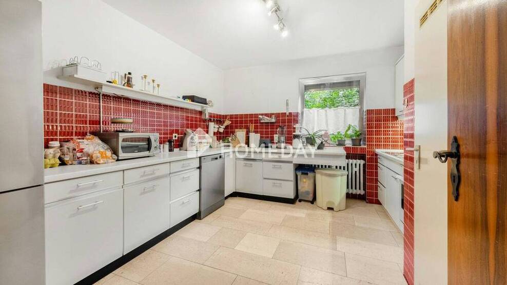 Modernisierte Erdgeschoßwohnung mit Kamin, Massagedusche & privatem Garten - Wohnen mit Stil