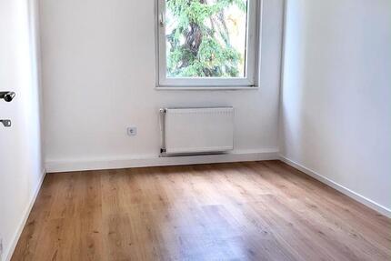 Wunderschöne kernsanierte 2,5 Zimmer Wohnung große Küche Garten