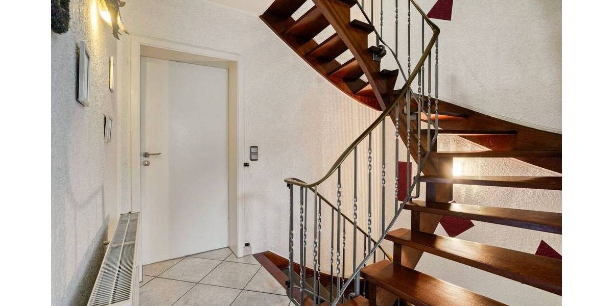 Drei Etagen voller Möglichkeiten - Reihenendhaus mit Einliegerwohnung, Garten & Garage in Winkhausen 7 zimmer