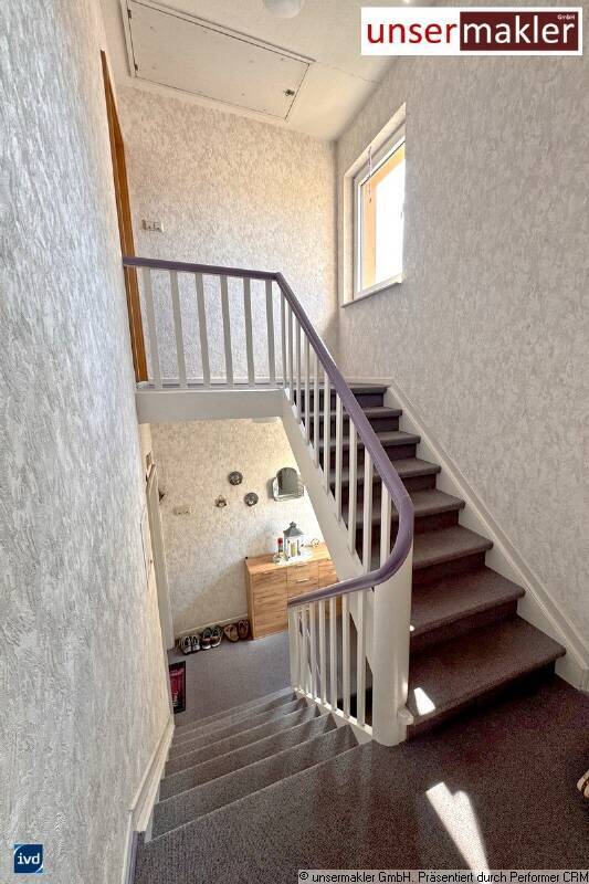 Gepflegtes Dreifamilienhaus zzgl. App. 2x Garagen und Traumgarten