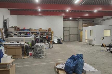 300 qm Halle mit 2 Einfahrtstoren in Mönchengladbach zimmer