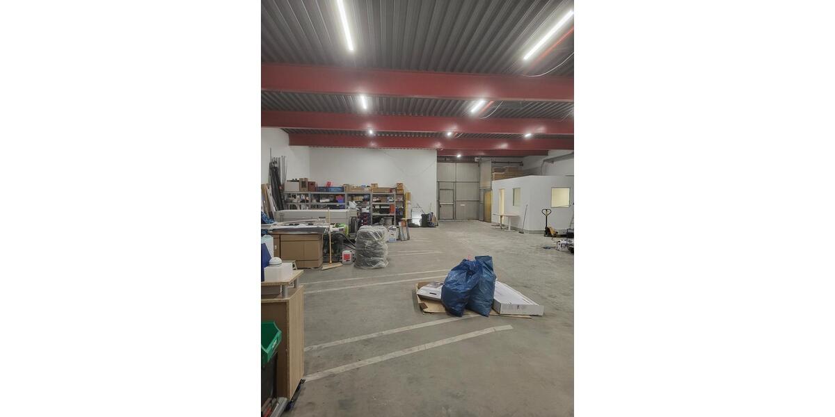 300 qm Halle mit 2 Einfahrtstoren in Mönchengladbach zimmer