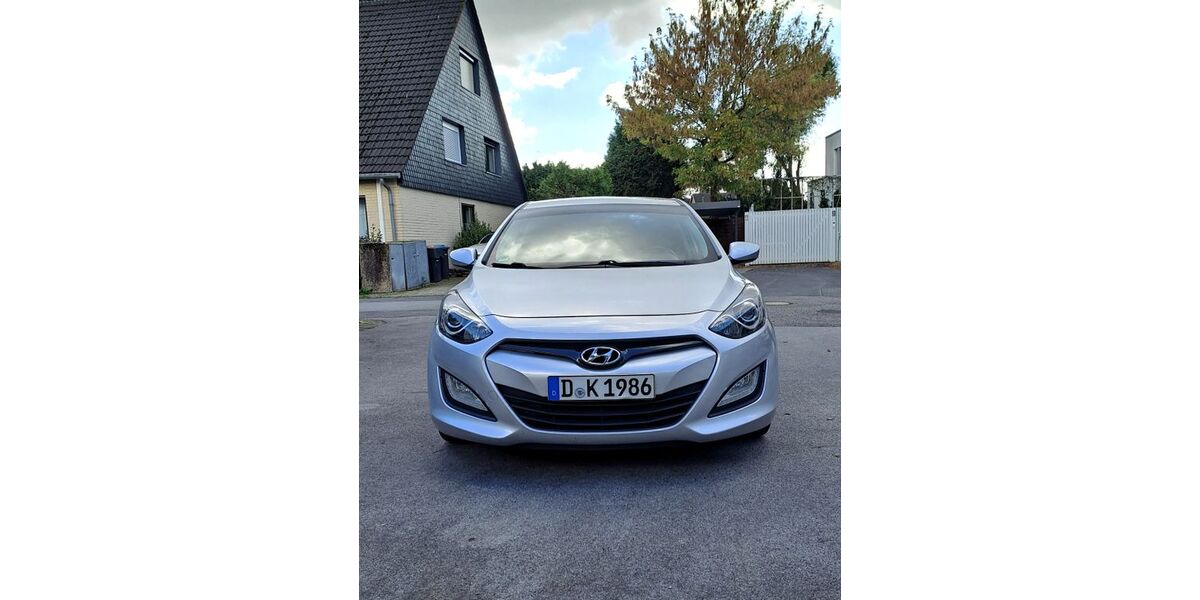 Hyundai i30 99.915 km 7.700 &euro; Düsseldorf 40627